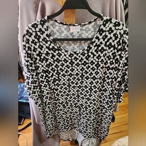 LuLaRoe Irma Top Black and white XL, EUC